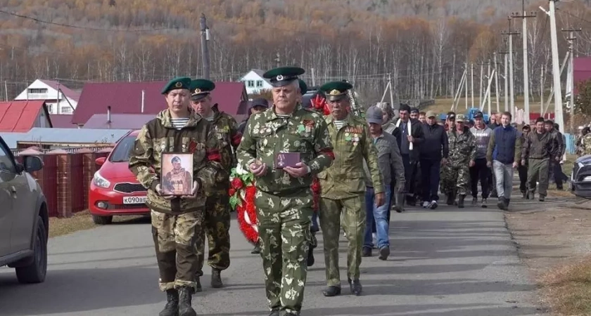 В Азналкино простились с сержантом Русланом Ахметшиным, погибшим в зоне СВО