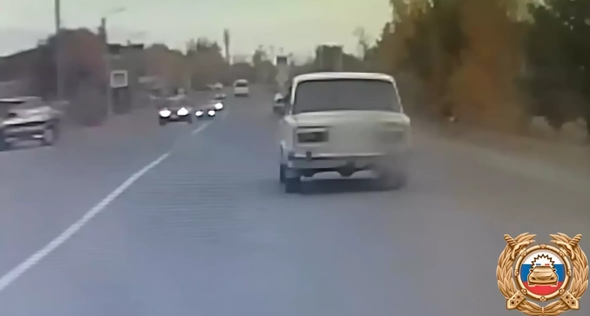 Пожилой водитель устроил погоню и вылетел в кювет