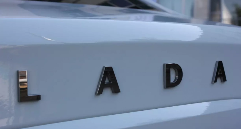 Lada Vesta подорожала: как изменилась доступность модели за 9 лет