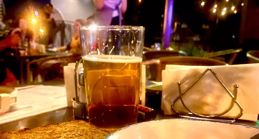 Пивной взрыв: двух мужчин окатило пенным напитком в Башкирии