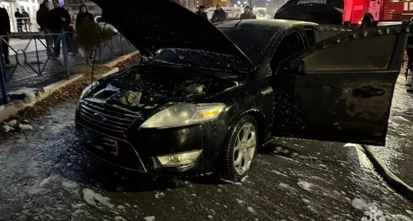 В Октябрьском загорелся Ford, водитель получил ожоги
