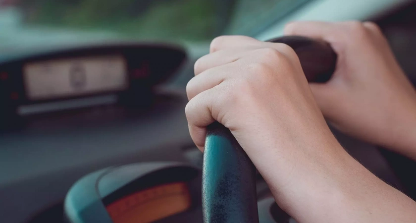 В Уфе установили личность водителя, пытавшегося заехать по лестнице надземного перехода