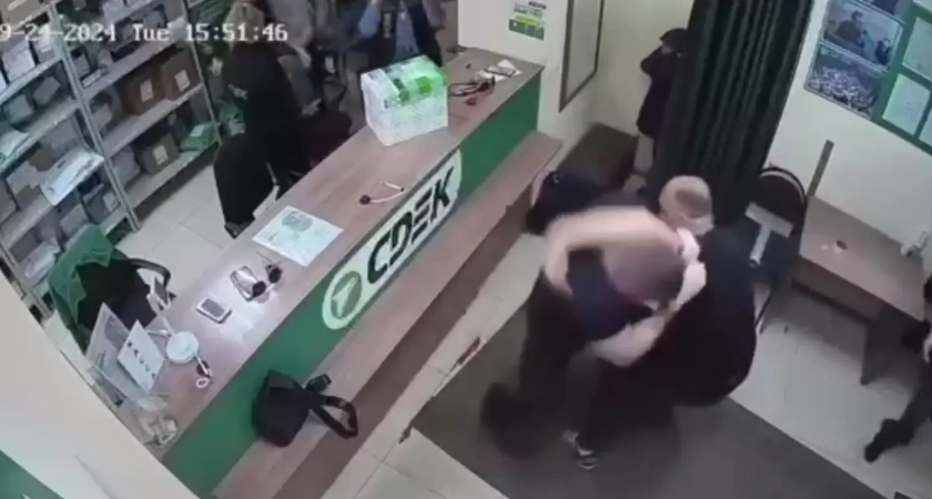 Отец с сыном заступились за сотрудницу СДЭКа и подрались с грубым клиентом