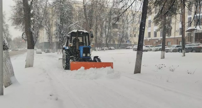В Уфе коммунальные службы борются с первым снегопадом