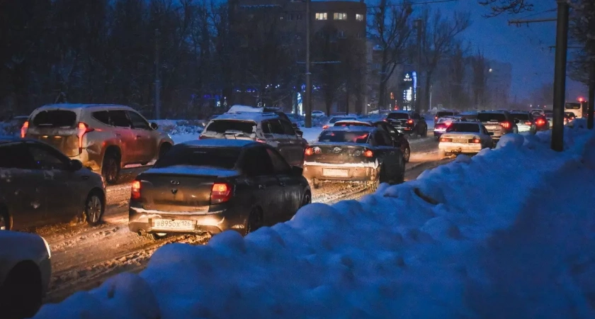 Снегопад парализовал движение в Уфе: пробки достигли 8 баллов