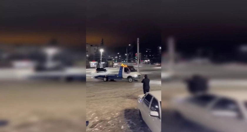 В Уфе водитель устроил дрифт на эвакуаторе с пассажиром на платформе
