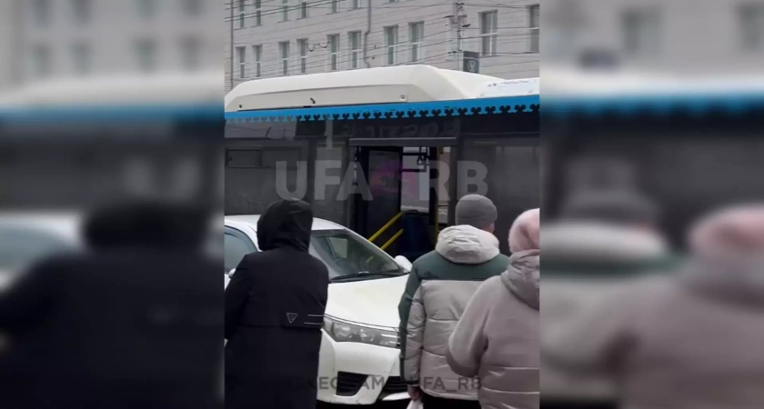 В Уфе автобус столкнулся с легковушкой из-за снегопада