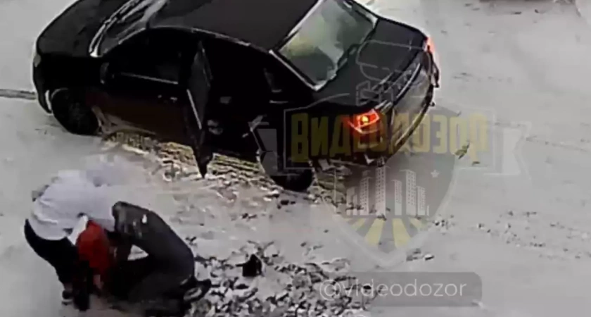 Пара с лопатой напала на мужчину во дворе жилого дома в Октябрьском