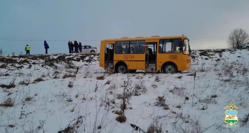 Школьный автобус съехал в кювет из-за гололёда в Башкирии, пострадал подросток