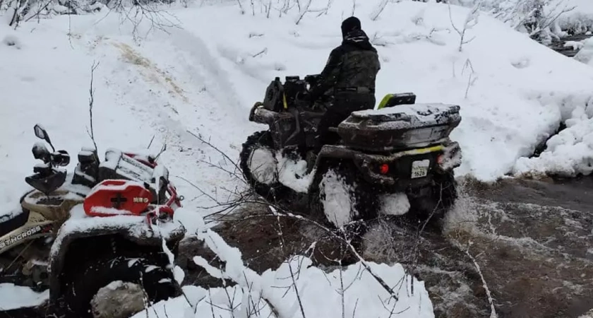 Спасатели вызволили застрявших в болоте квадроциклистов на границе с Башкирией