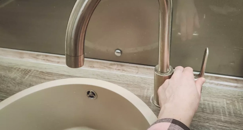 В микрорайоне "Сосны" отключили воду из-за повреждения водопровода при монтаже освещения