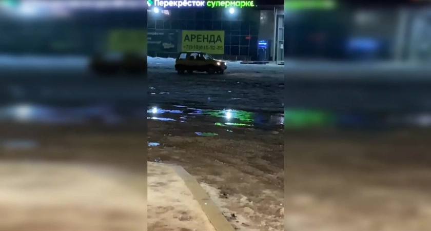 Водитель "Оки" устроил ночной дрифт на парковке торгового центра в Стерлитамаке