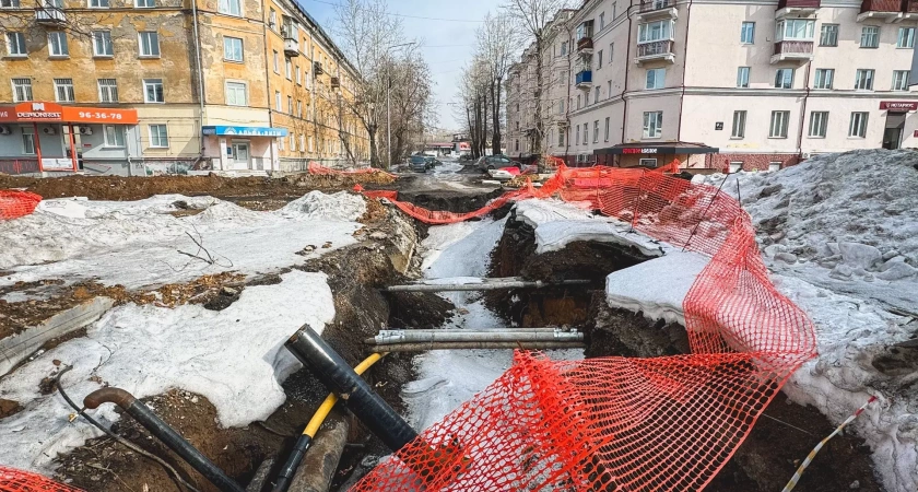 В Баймаке укладывают асфальт во время метели