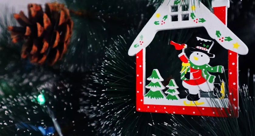 В Уфе начали устанавливать новогодние елки и украшения