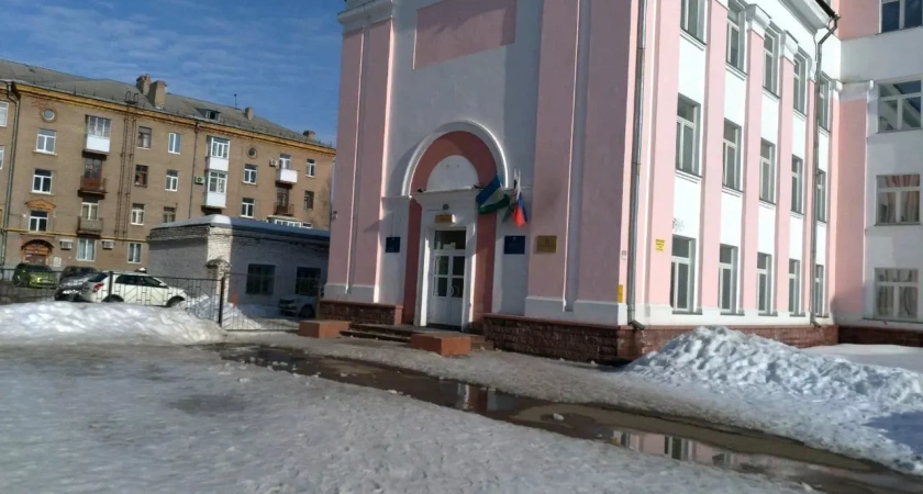 В уфимском лицее №62 ложная тревога приняла углы у входа в подвал за пожар