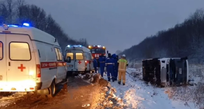 В Башкирии опрокинулся автобус с пассажирами, две женщины в больнице