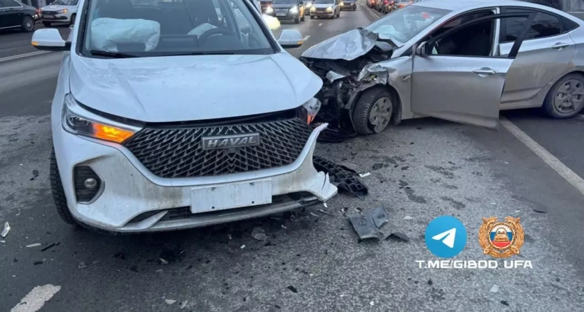 В массовом ДТП на проспекте Октября в Уфе пострадали два человека