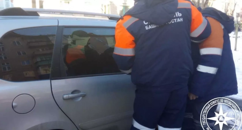 В Белорецке спасатели освободили двухлетнего ребенка из запертой машины