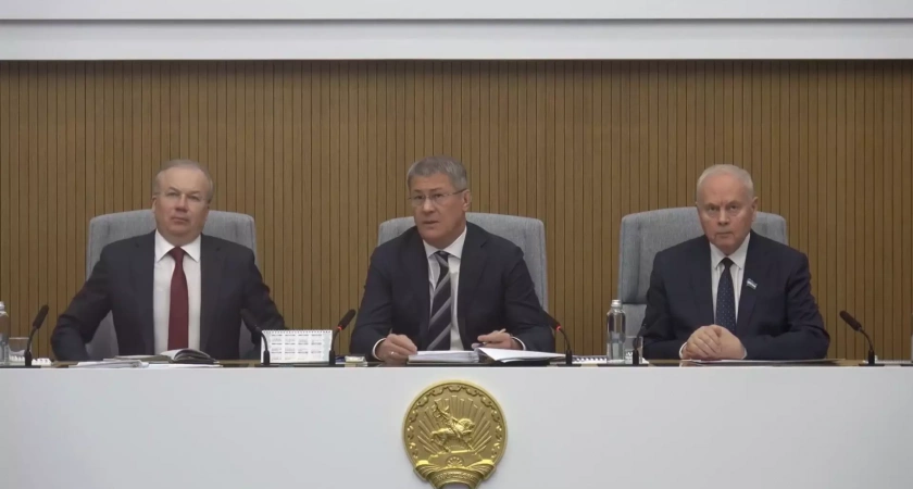 Хабиров пригрозил увольнением чиновникам за некачественный ремонт двора в Салавате