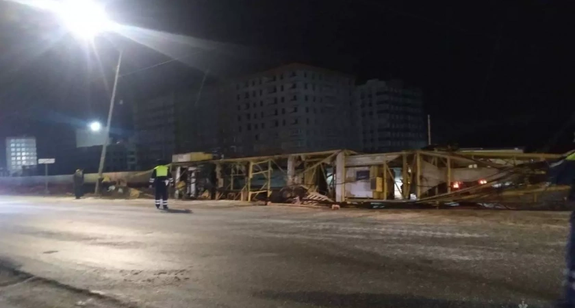 В Уфе рухнул башенный кран возле жилого комплекса