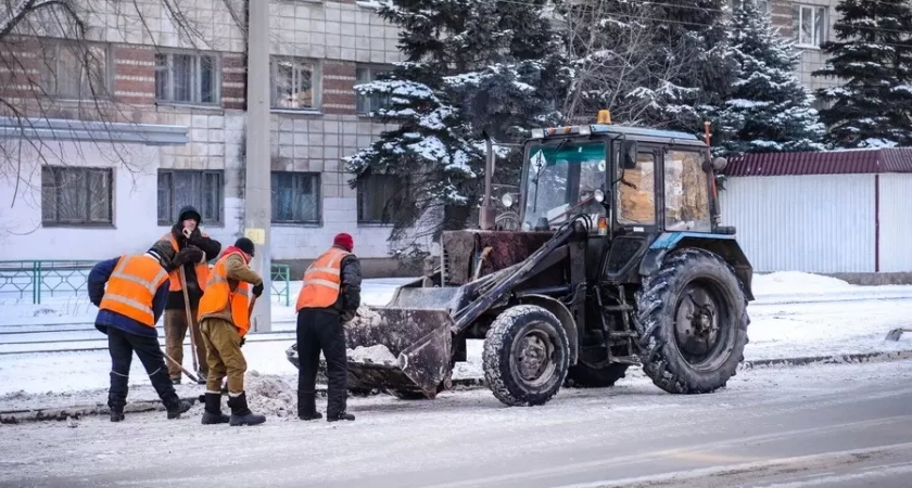 В Уфе коммунальщики очистили площади после новогодних гуляний