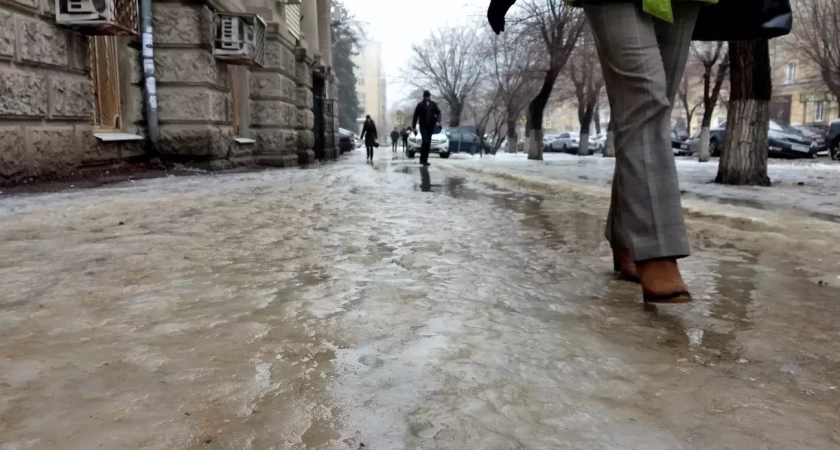 В Уфе спасатели советуют приседать на скользких улицах