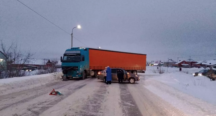 В Нагаево временно ограничили движение после столкновения грузовика и легковушки