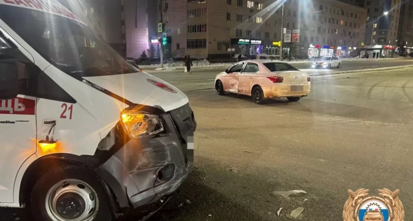 В Уфе скорая помощь столкнулась с легковым автомобилем