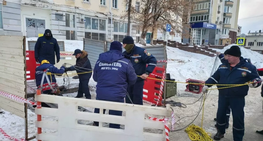 В центре Уфы образовался провал грунта на проезжей части