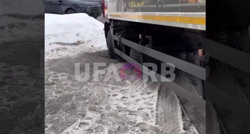 В центре Уфы грузовик провалился в канализационный люк