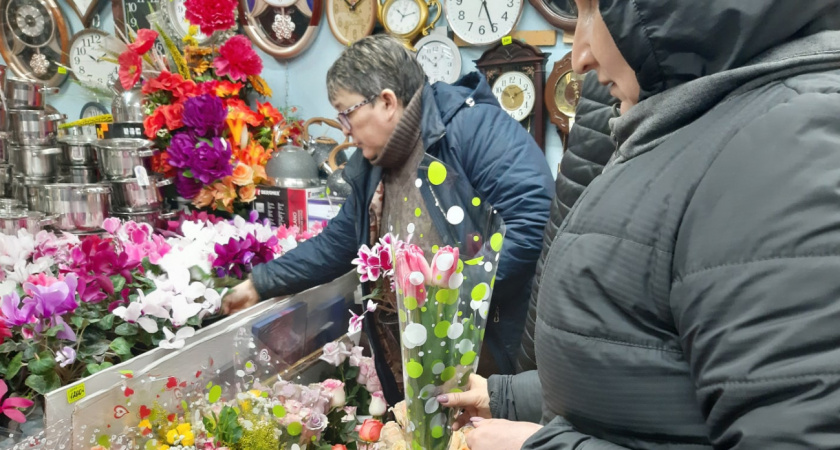 Свежая ваза с цветами продержится на месяц дольше: в цветочном подсказали один секрет к 8 марта