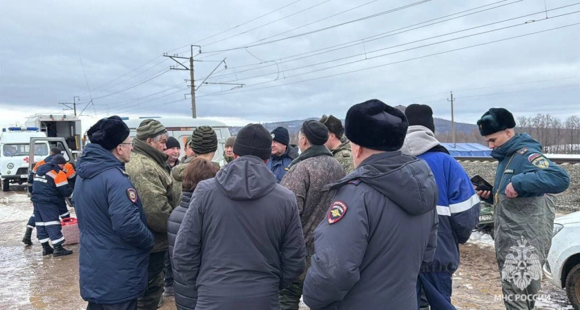 Уровень воды в затопленной деревне Азово начал снижаться после подрыва льда