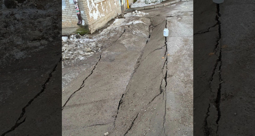 В Уфе образовалась огромная трещина в асфальте возле Аграрного университета