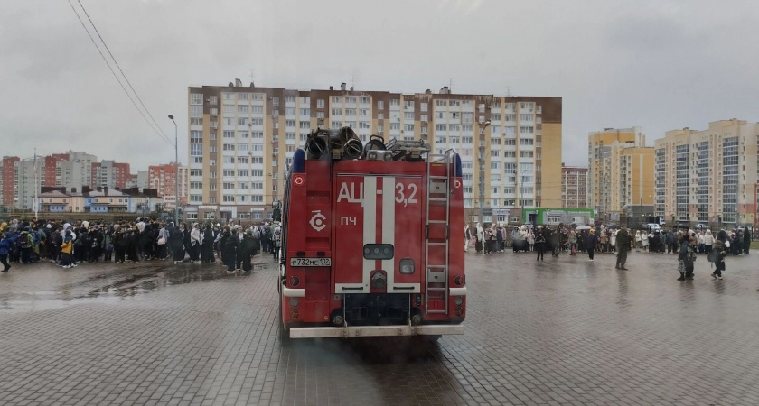 В Стерлитамаке эвакуировали 1800 человек из школы из-за ложного срабатывания пожарной сигнализации