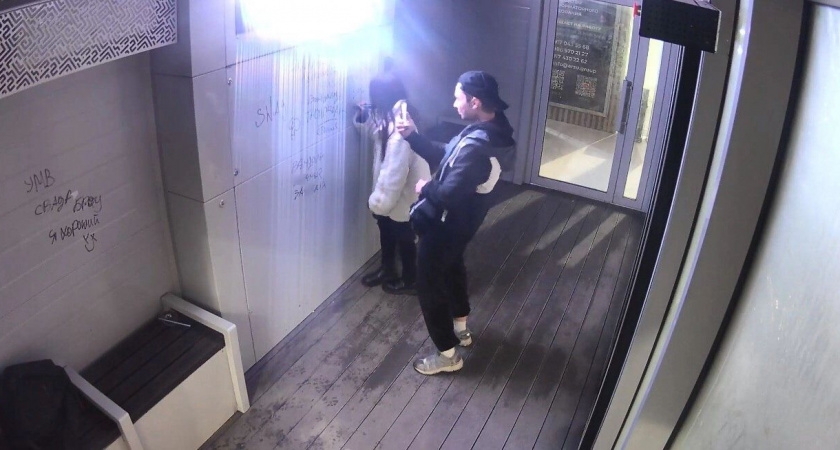 В Уфе вандалы разрисовали остановку у Гостиного двора