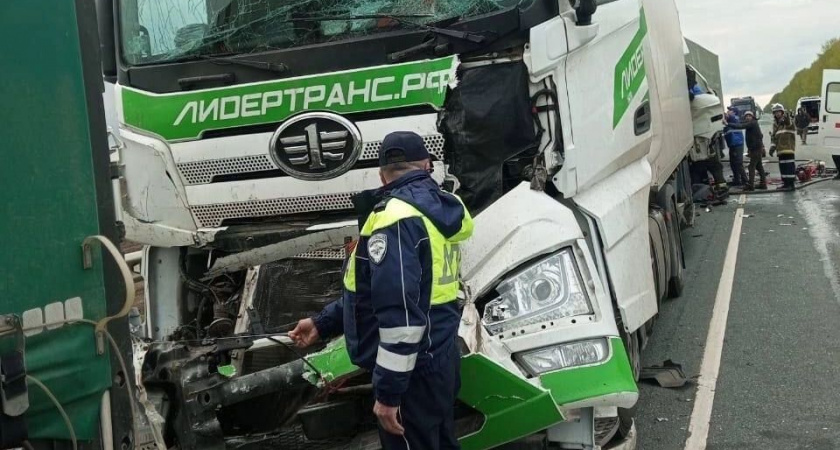 Три грузовика столкнулись на трассе М-7: двое пострадавших зажаты в кабине