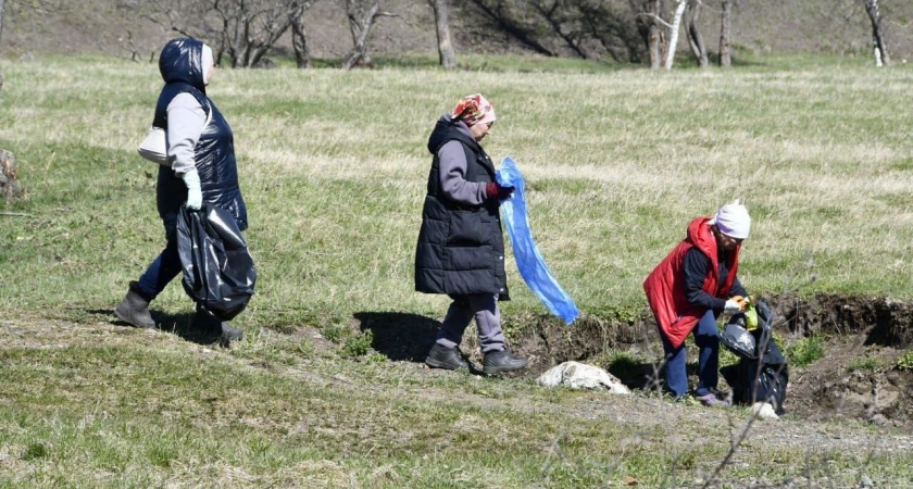 150 человек приняли участие в экоакции #КизилЖиви по очистке берегов реки