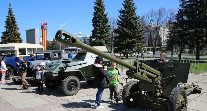 Выставка военной техники и ретро-автомобилей открылась в Уфе к 80-летию Победы