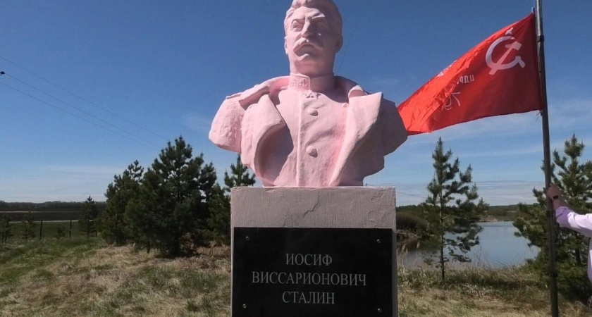 В башкирском селе установили розовый бюст Сталина на частной территории