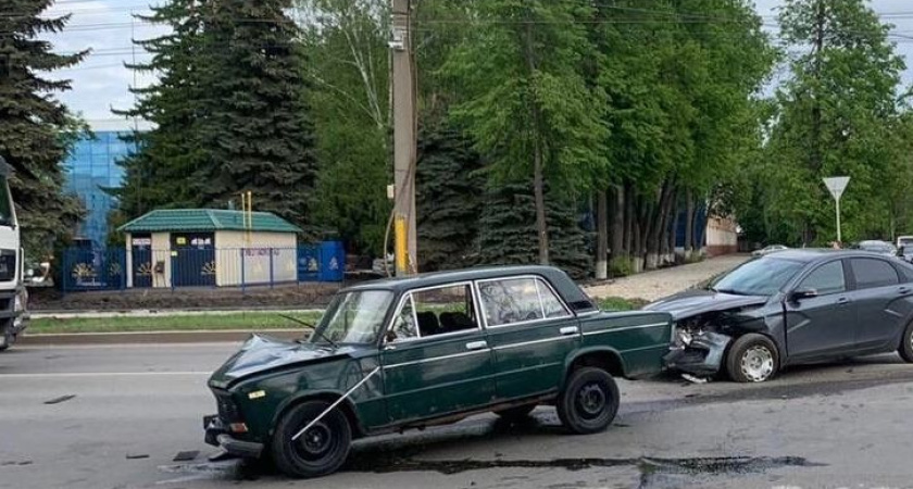 Пассажир "шестерки" пострадал в ДТП из-за неправильного маневра водителя "Лады Весты"