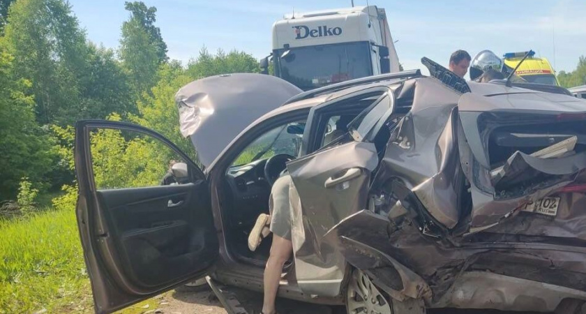 Шесть автомобилей столкнулись на светофоре в Уфе, двое пострадавших
