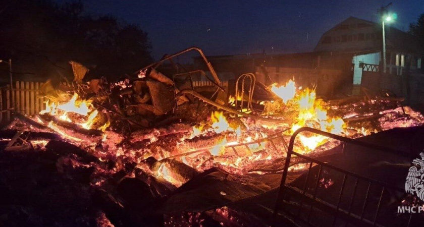 Отец спас беременную жену и дочь из горящего дома в Башкирии