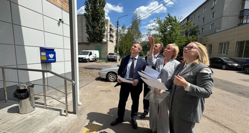 Глава Почты России проверил восстановленное после обстрела отделение в Курске
