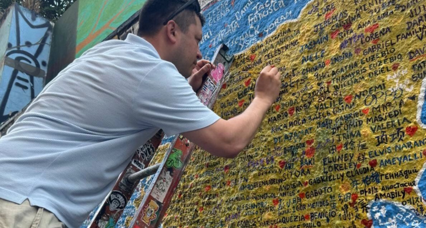 Мэр Уфы оставил надпись родного города на знаменитой лестнице в Рио-де-Жанейро