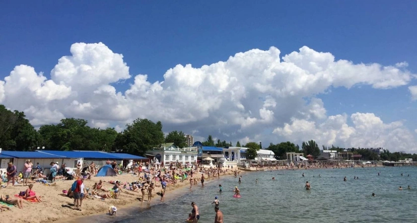 Стартовало: отдыхающие на Черном море рассказывают о тревожных наблюдениях. Но не про цены и мазут