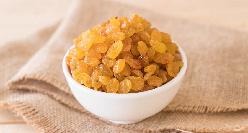 1 столовая ложка — и вся грязь и жирный налет из изюма исчезнет моментально: опытные хозяйки очищают сухофрукты этим способом