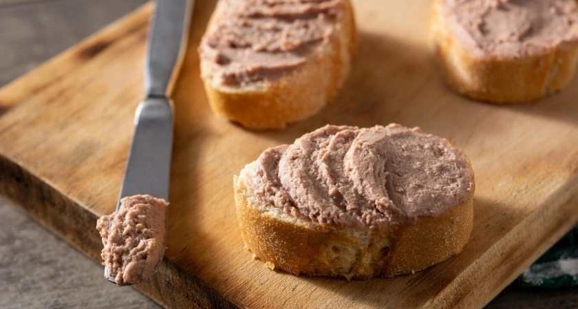 Домашняя намазка на хлеб: такая вкусная, что семья просит добавки — заменит любую колбасу