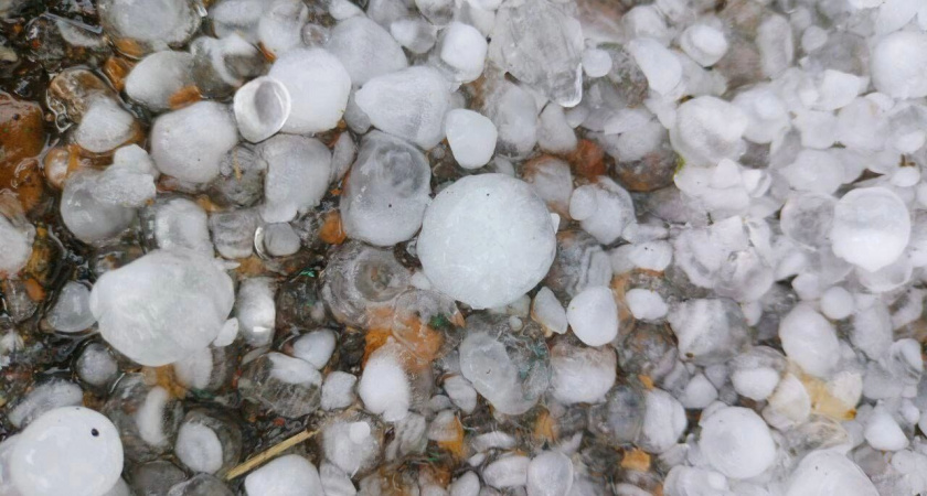 Град размером с куриное яйцо обрушился на Башкирию