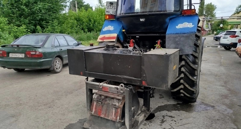 В центре Уфы оперативно устраняют провал асфальта