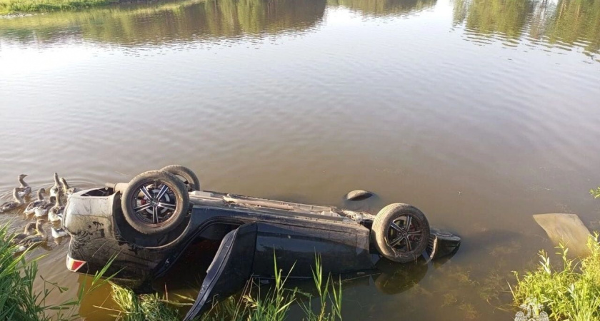 В Башкортостане в озере нашли перевернутый автомобиль с погибшим водителем